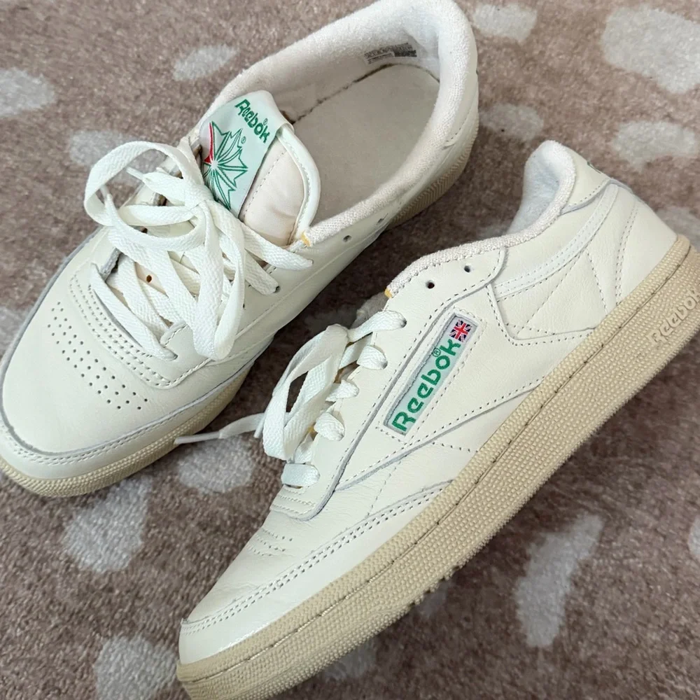 Reebok Cream Low-Top Sneakers with Green Logo - Picture 3 of 4